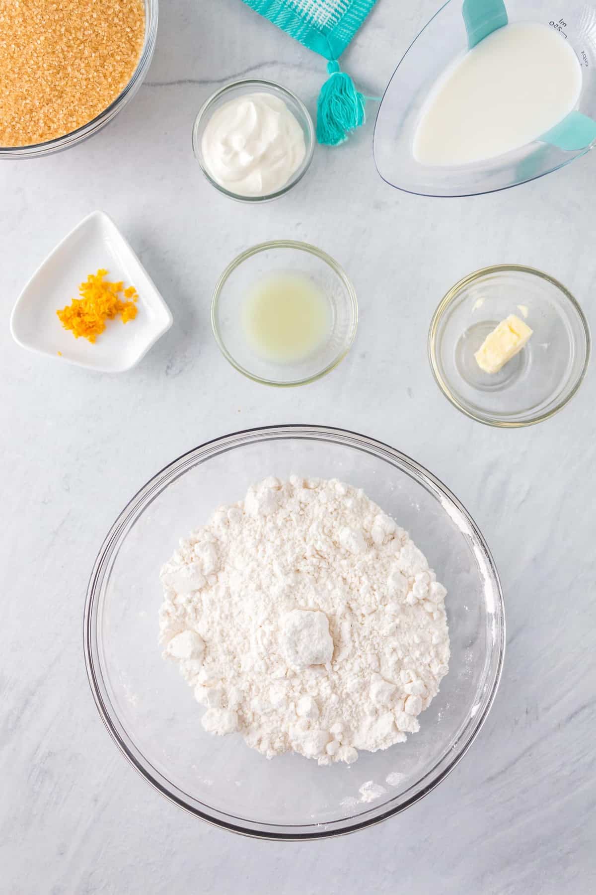 Vista aérea de los ingredientes necesarios para la receta.