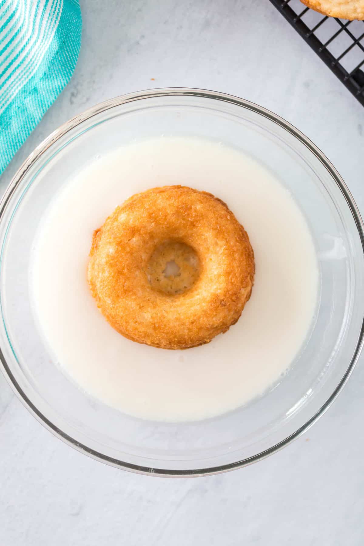 Donut siendo sumergido en glaseado.