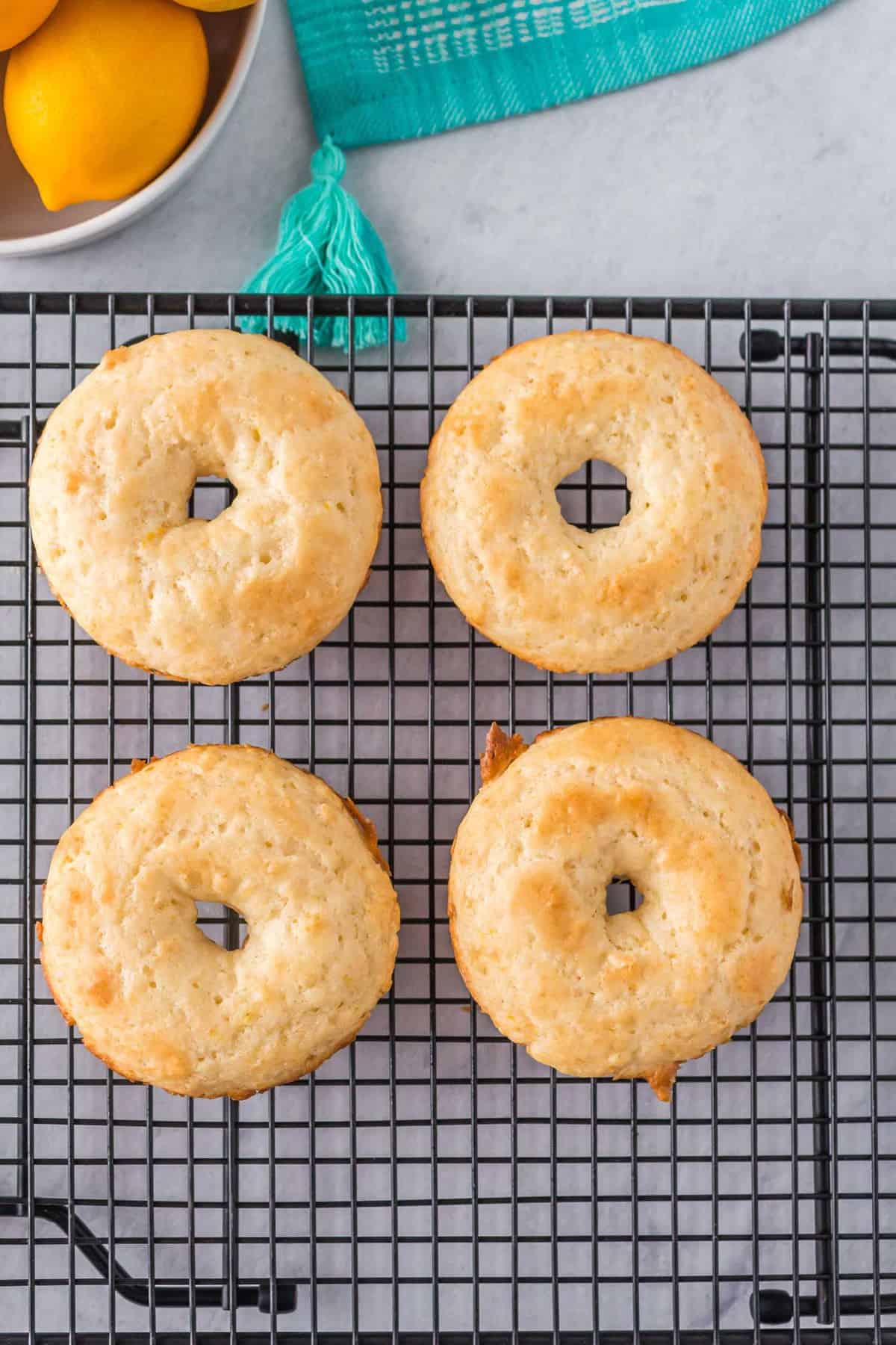 Donuts de limón en una rejilla de enfriamiento.