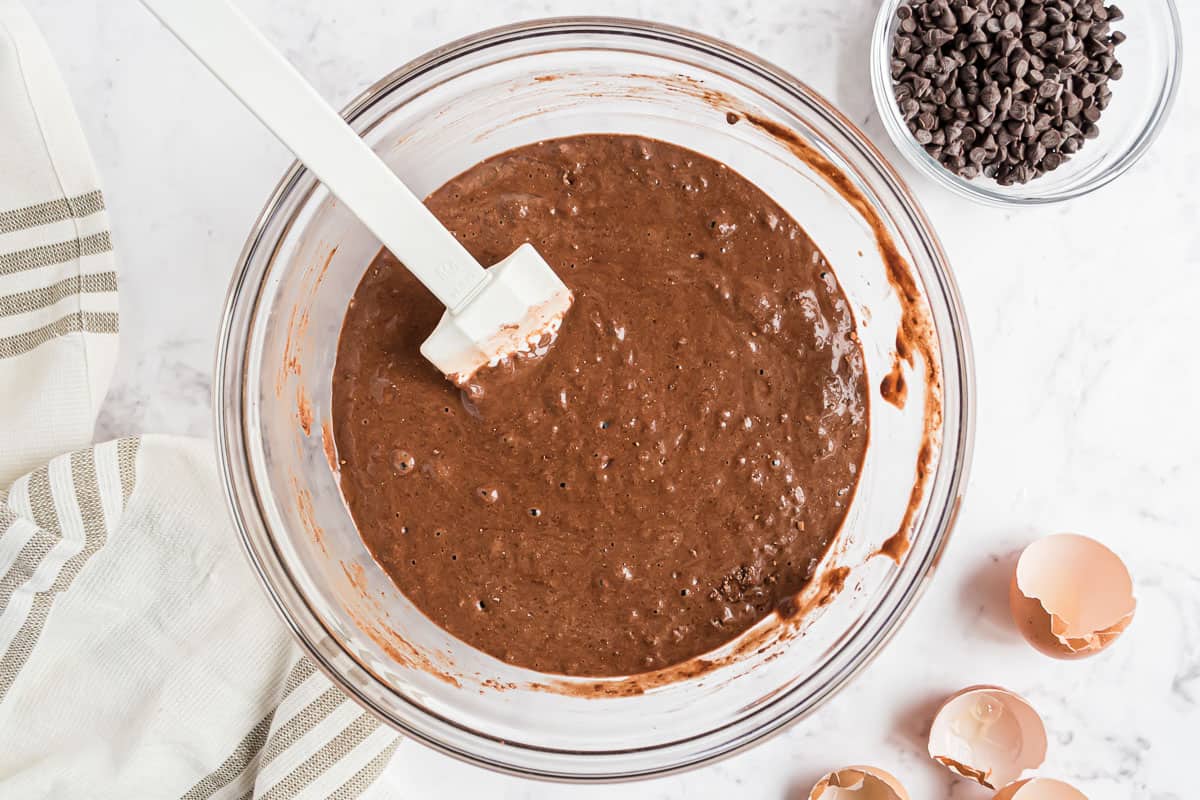 Masa de panqueques de chocolate en un bol de mezcla claro.