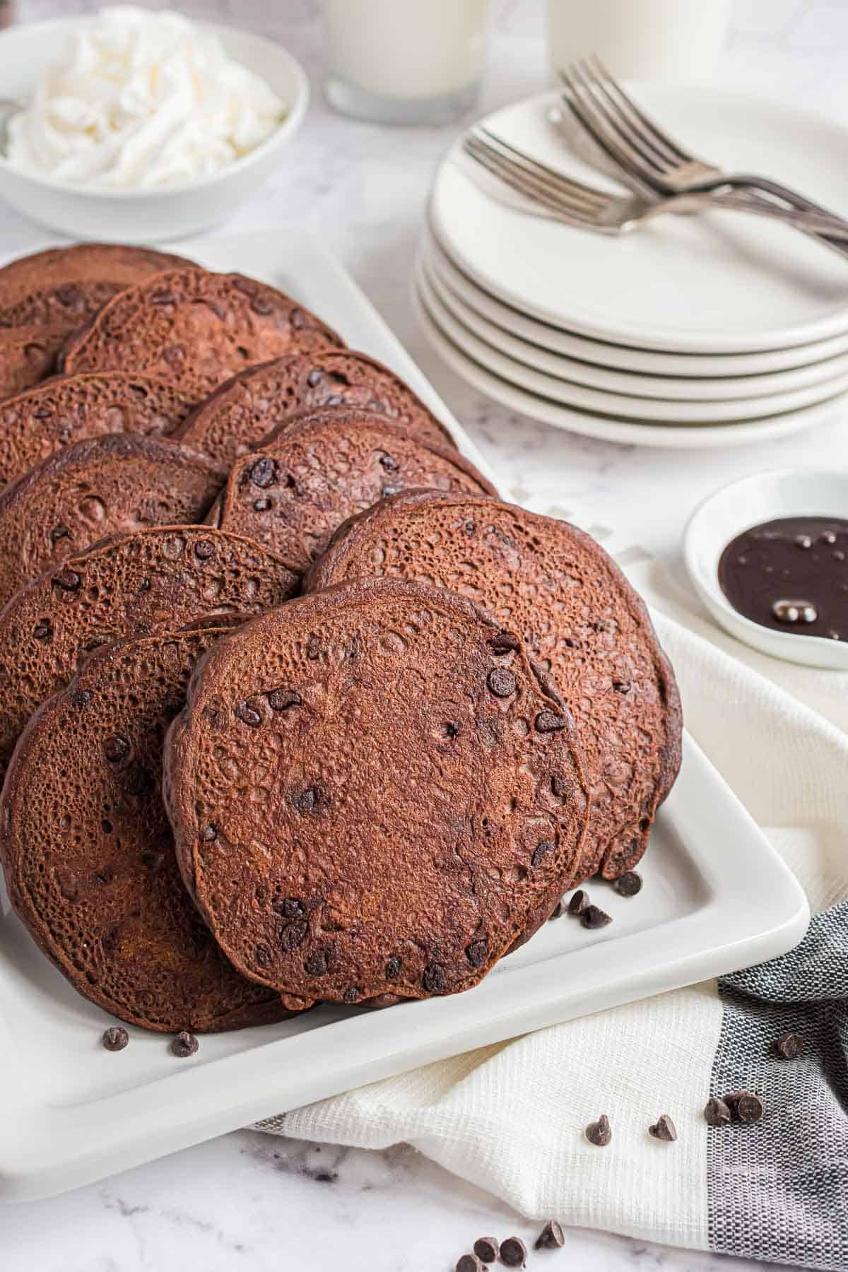 Panqueques de chocolate en una fuente blanca.