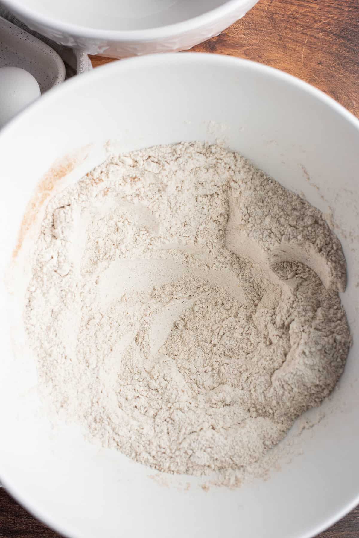 Ingredientes secos en un tazón blanco para mezclar.
