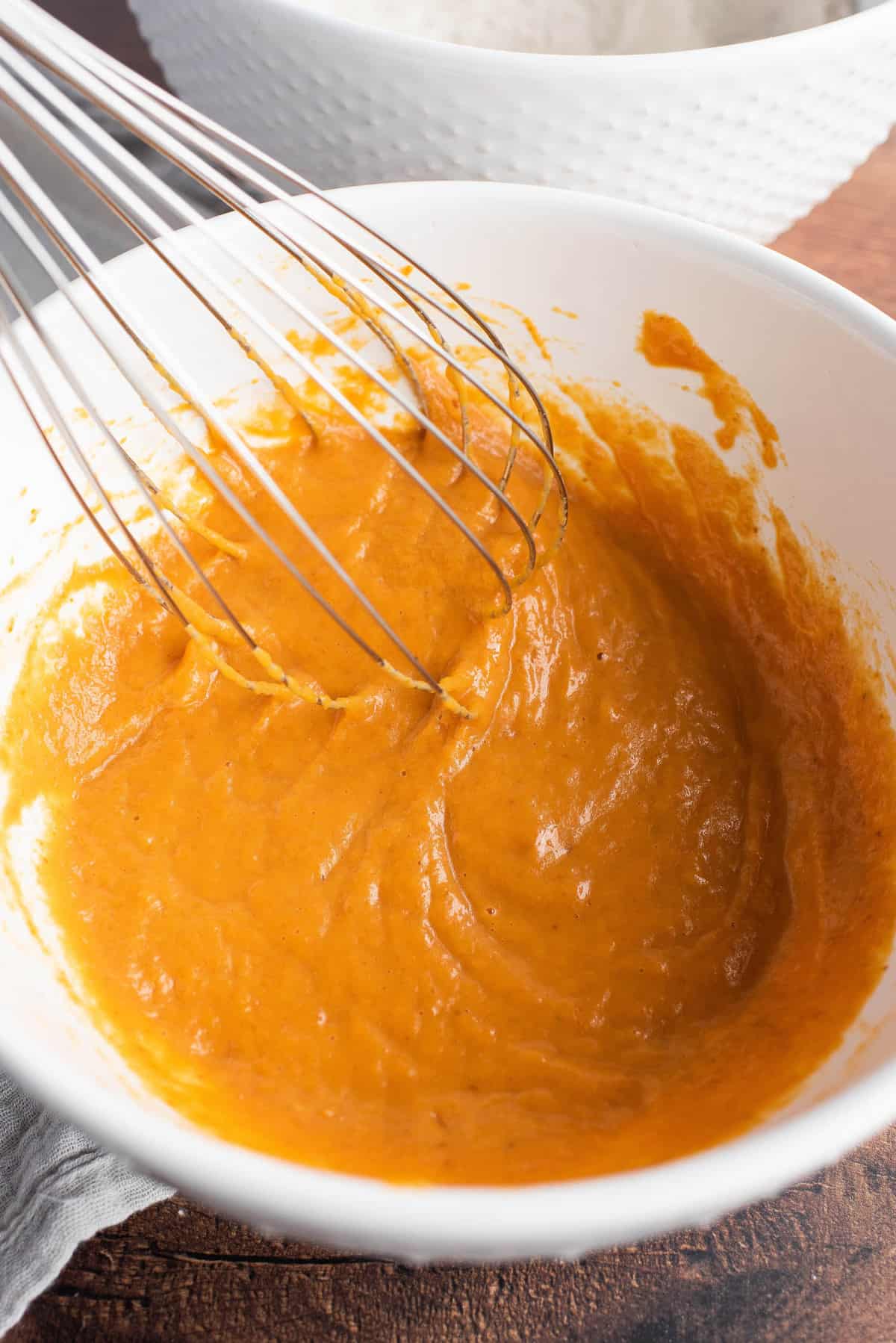 Masa de calabaza siendo mezclada con un batidor.