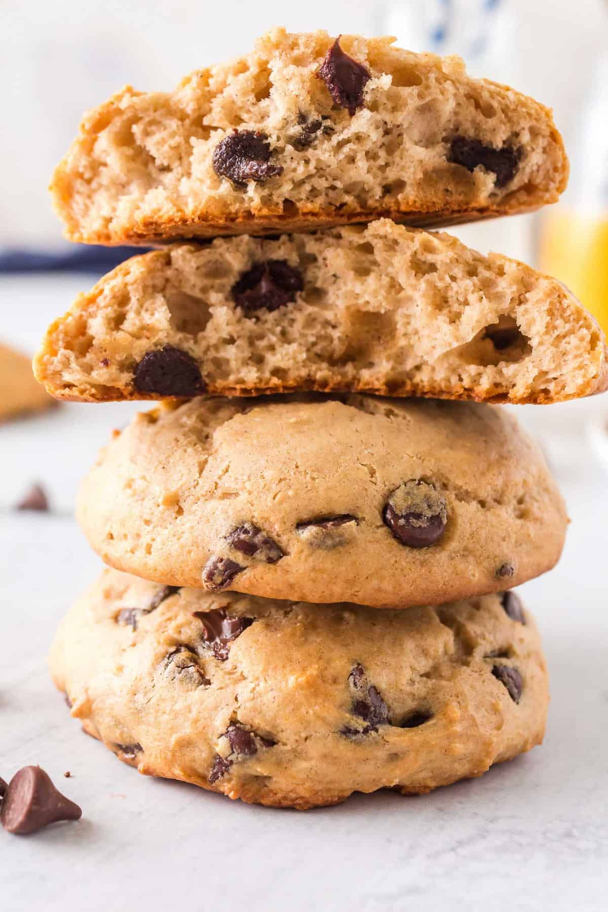 Montón de galletas, una partida por la mitad para mostrar la textura.