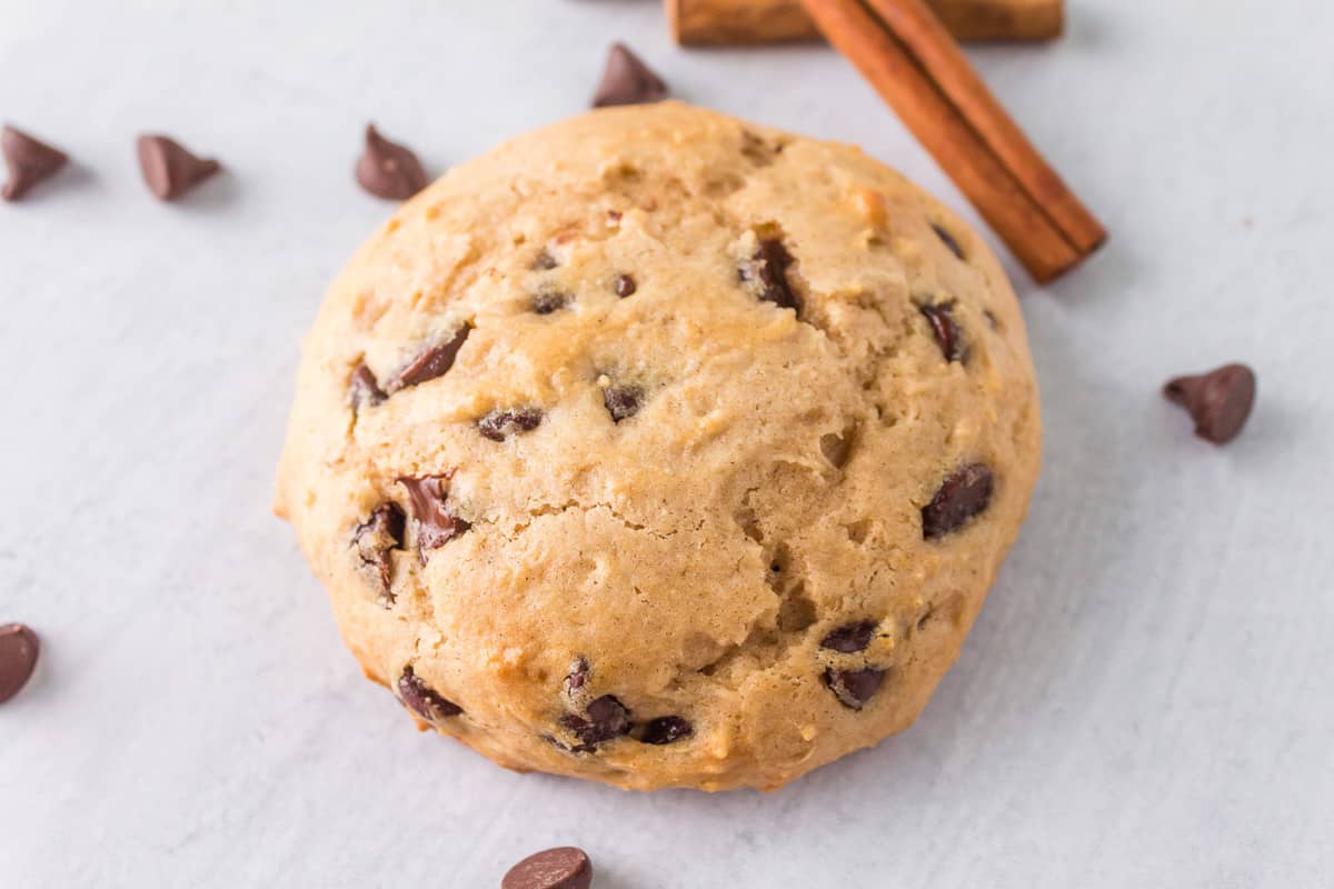 Imagen de primer plano de una galleta de mezcla para panqueques con chispas de chocolate.