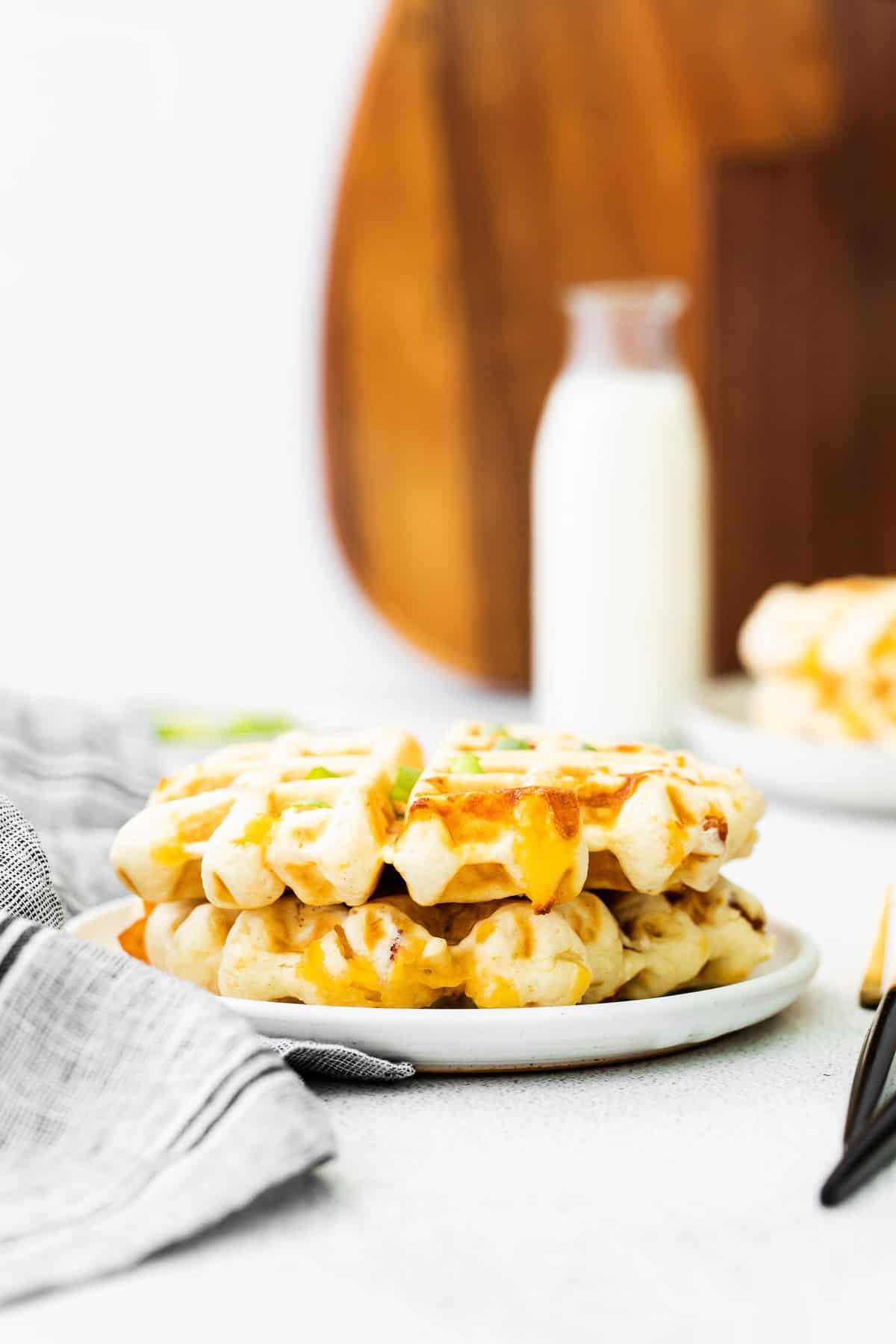 Waffles en un plato con leche de fondo.