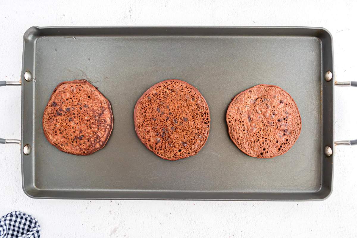 Panqueques de chocolate cocidos en una plancha.