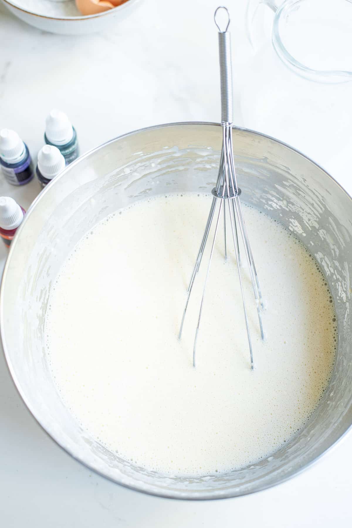 Masa de panqueques en un tazón con un batidor.