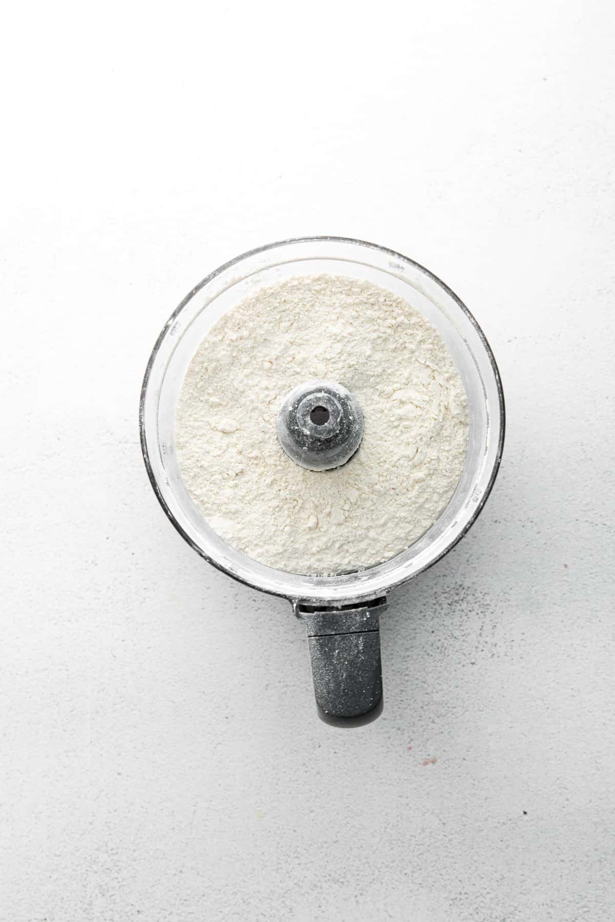 Ingredientes secos en un procesador de alimentos.