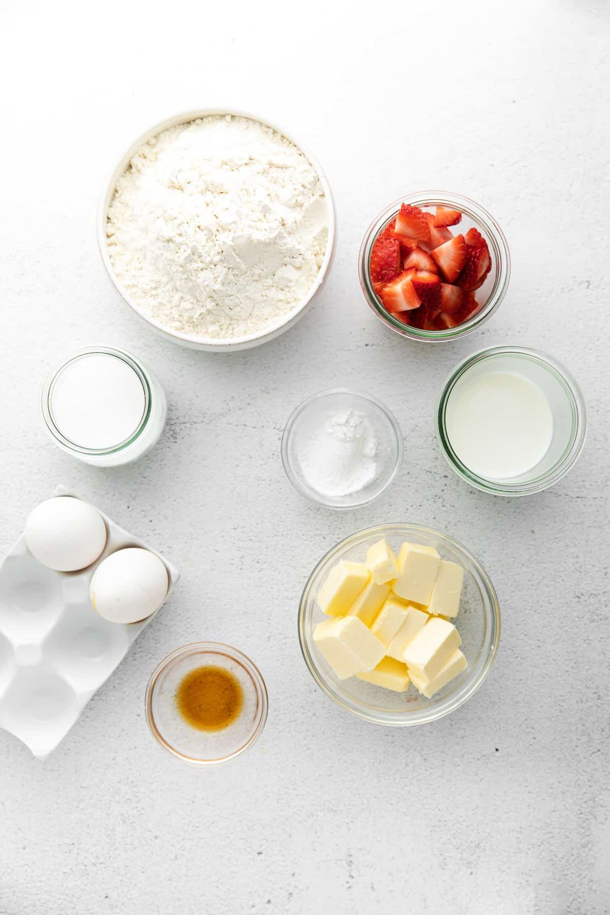 Ingredientes necesarios, incluyendo fresas.