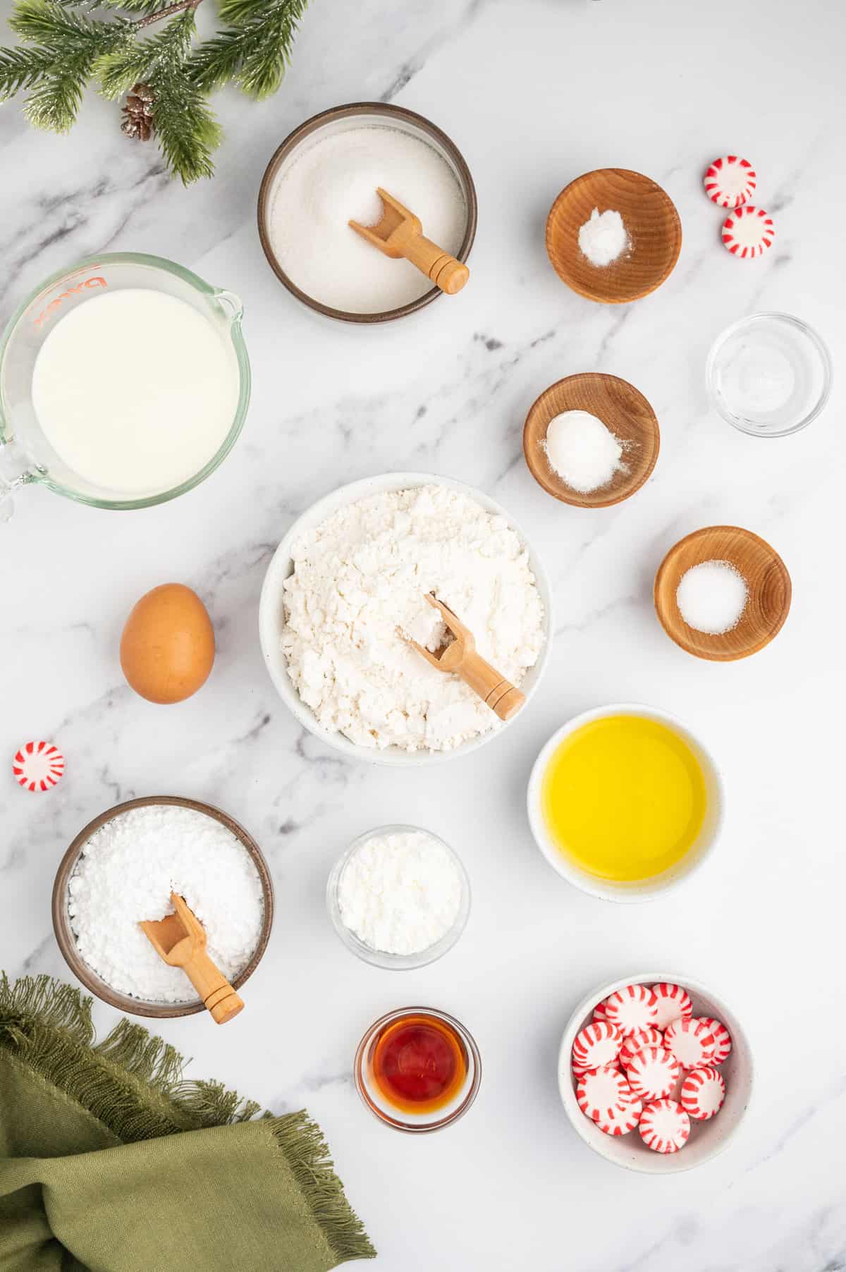 Ingredientes necesarios, incluyendo caramelos de menta.