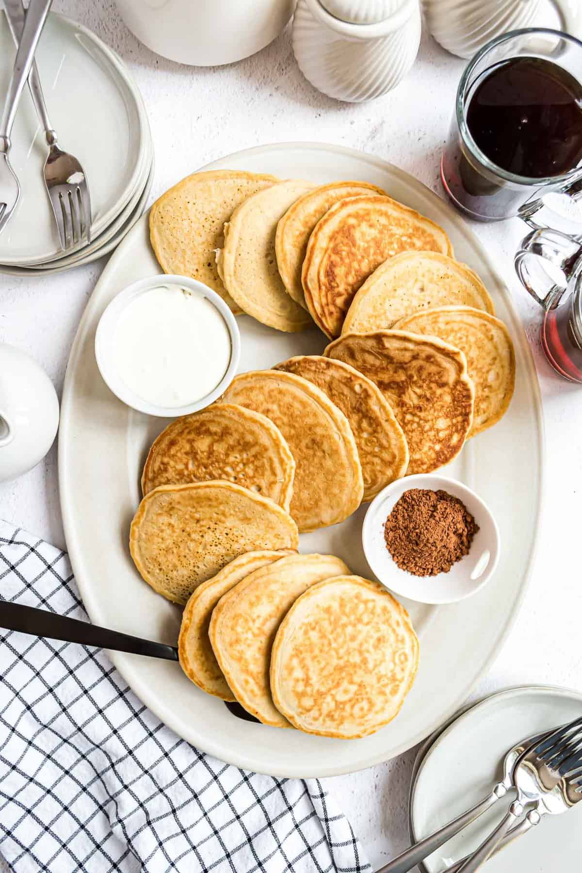 Panqueques en una bandeja ovalada blanca.