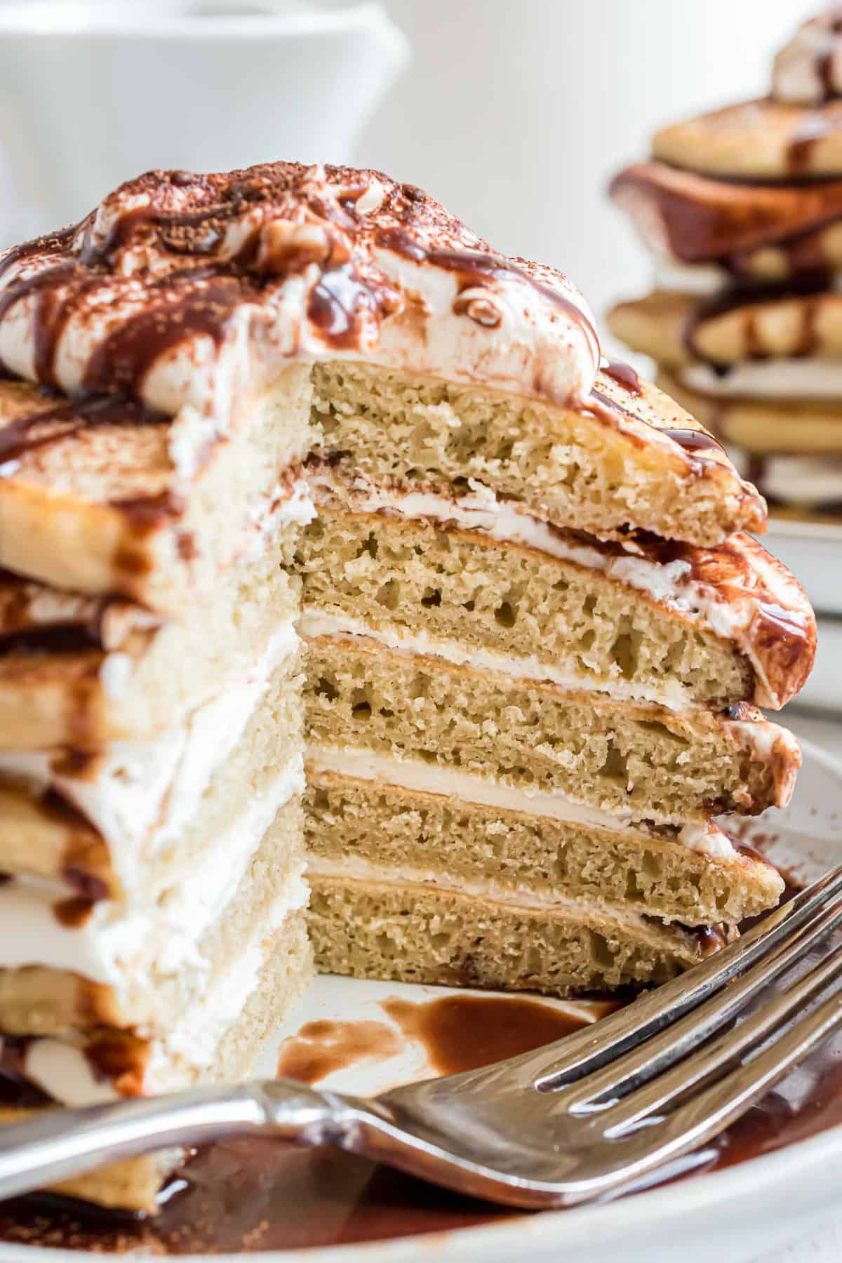Panqueques de café apilados cortados para mostrar el relleno de mascarpone.