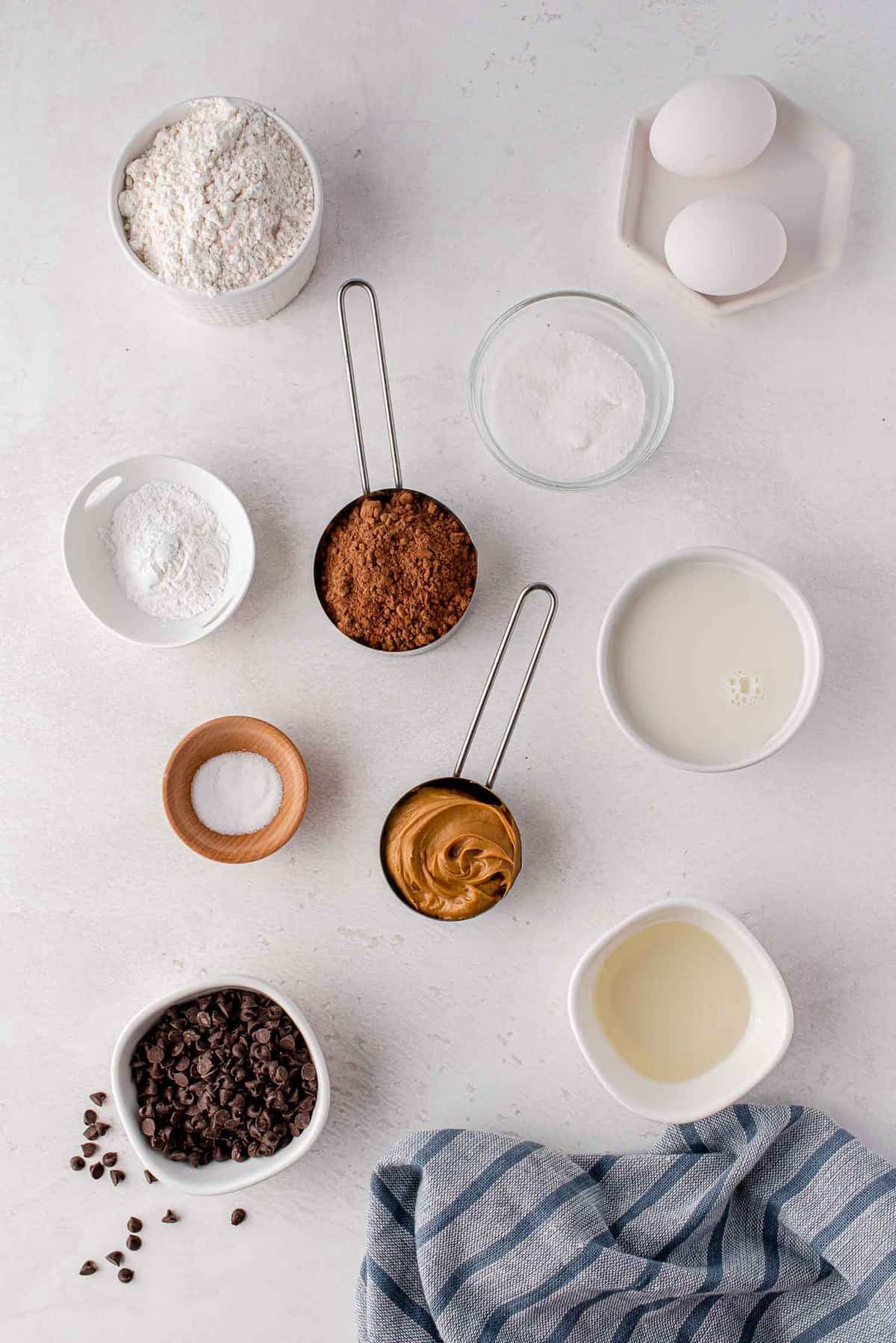 Vista aérea de los ingredientes necesarios para la receta.