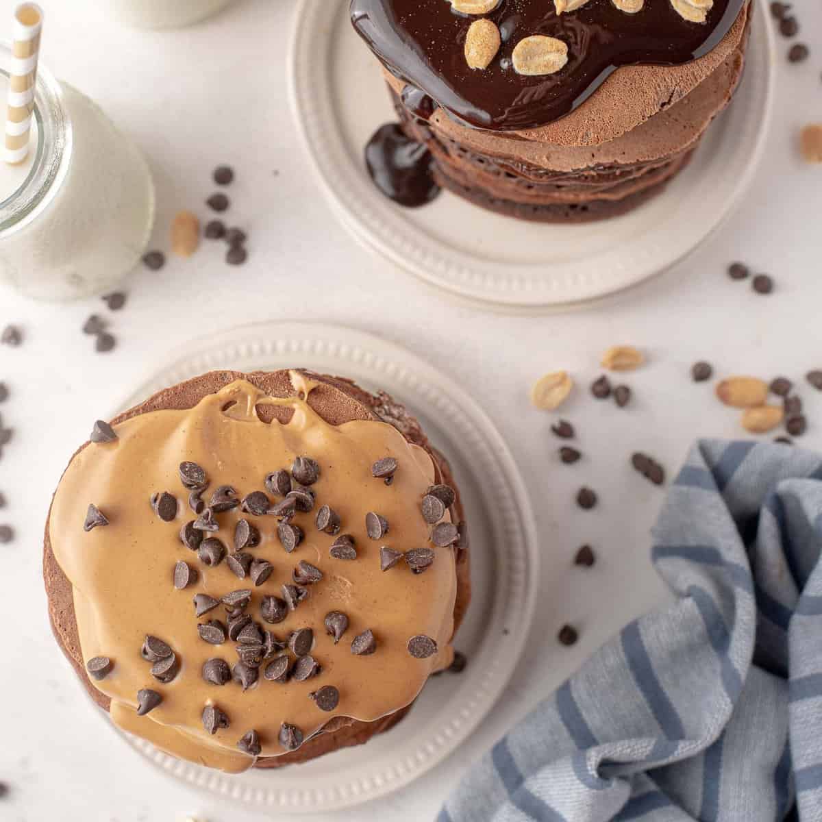Panqueques de doble chocolate y mantequilla de maní
