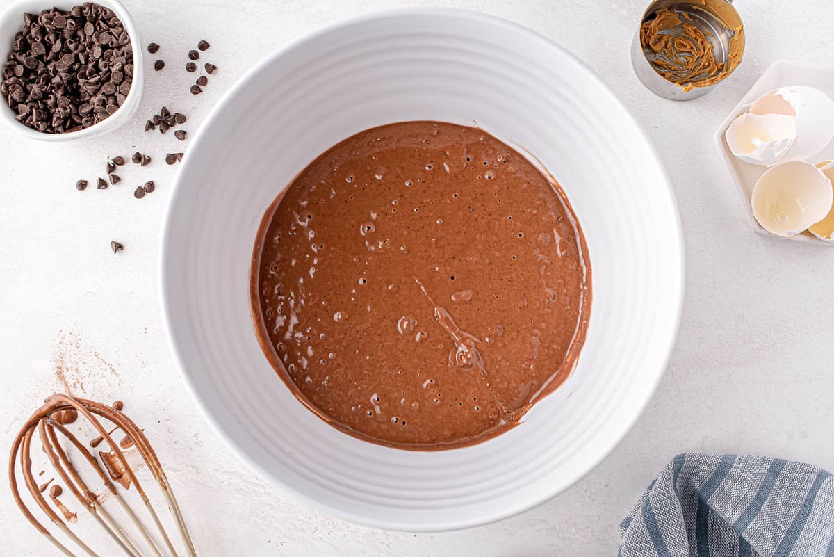Masa de panqueques de chocolate en un tazón de mezcla blanco.