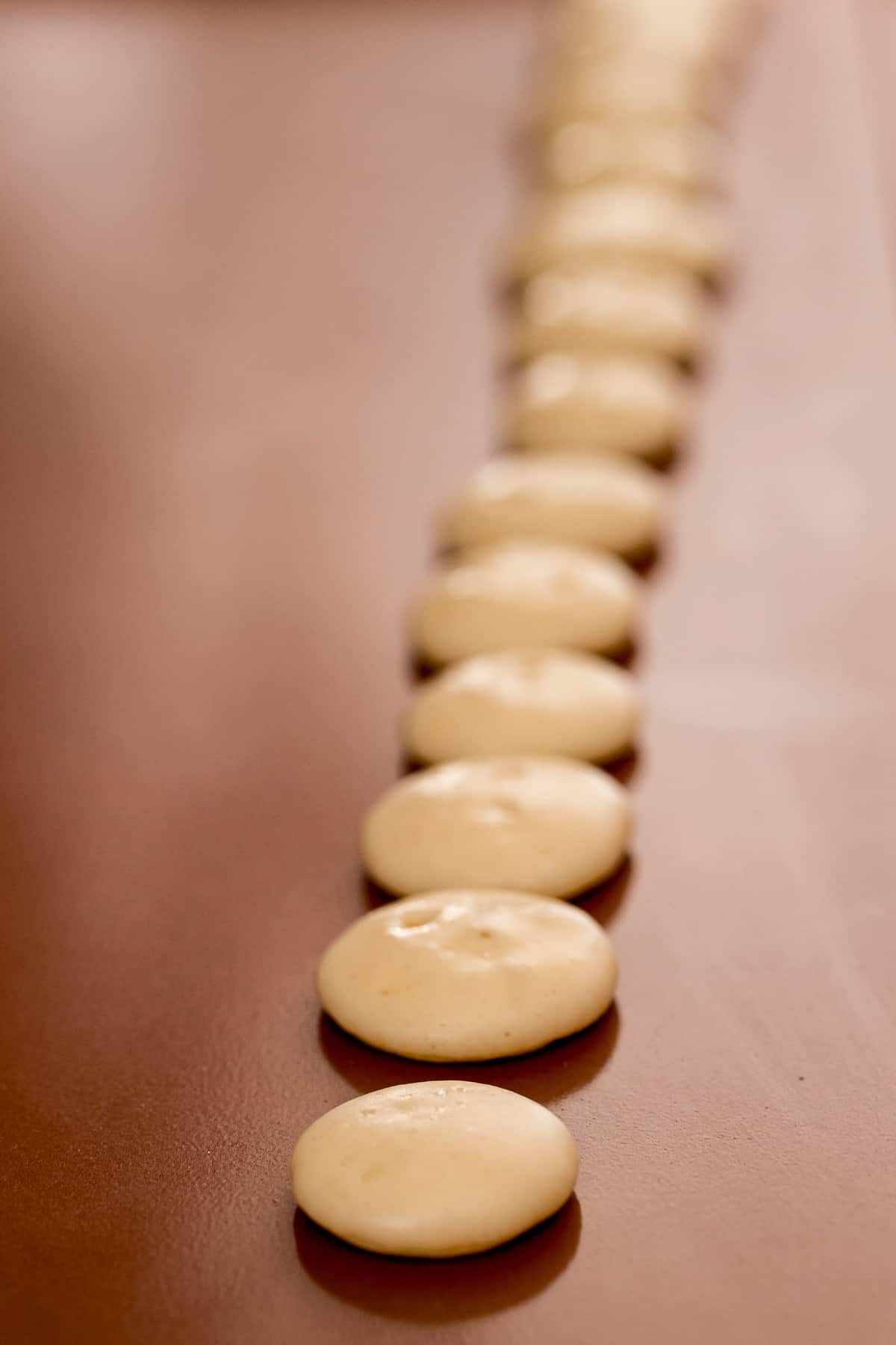 Cereal de panqueques en la plancha, listo para ser volteado.
