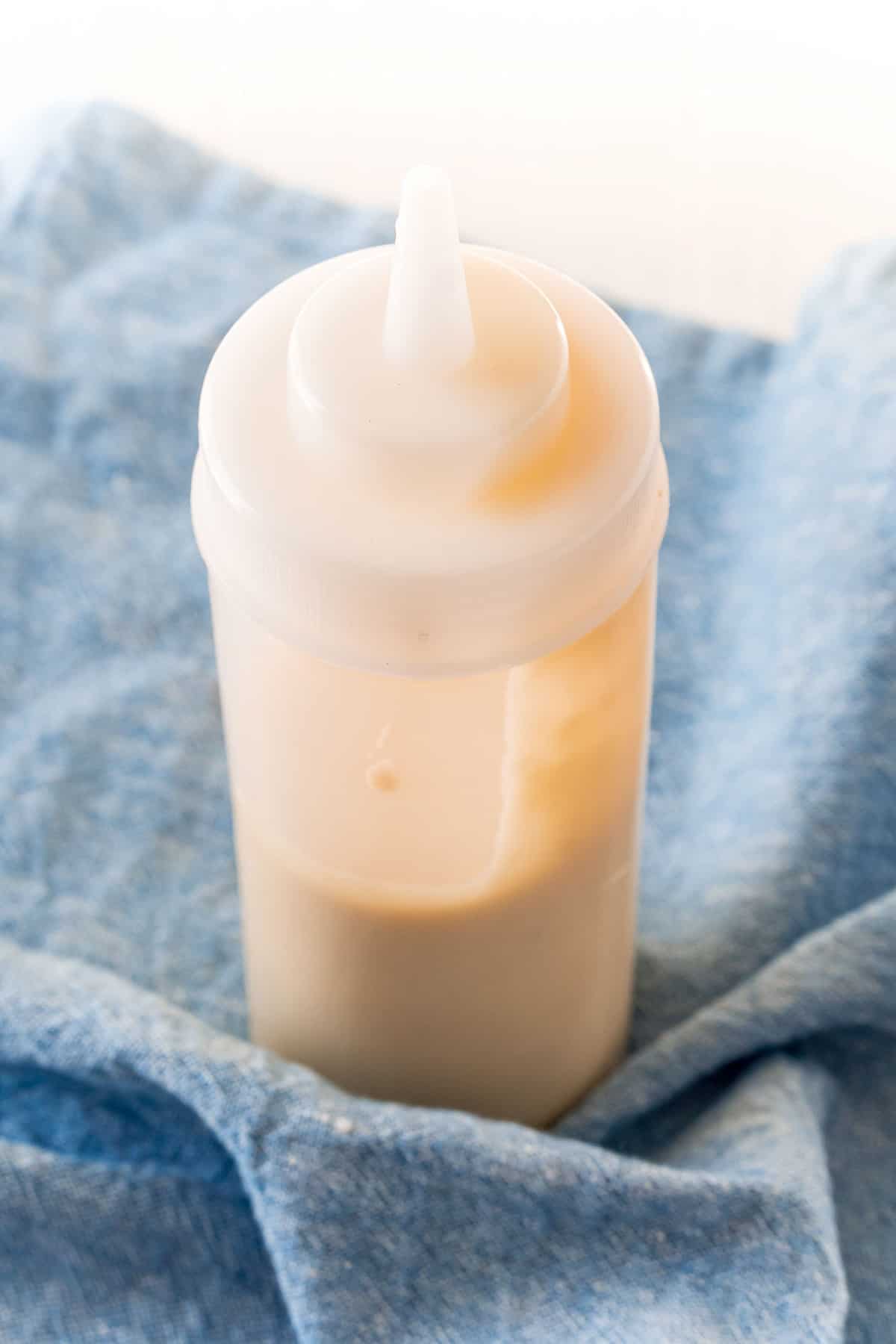 Masa de panqueques en una botella exprimible.