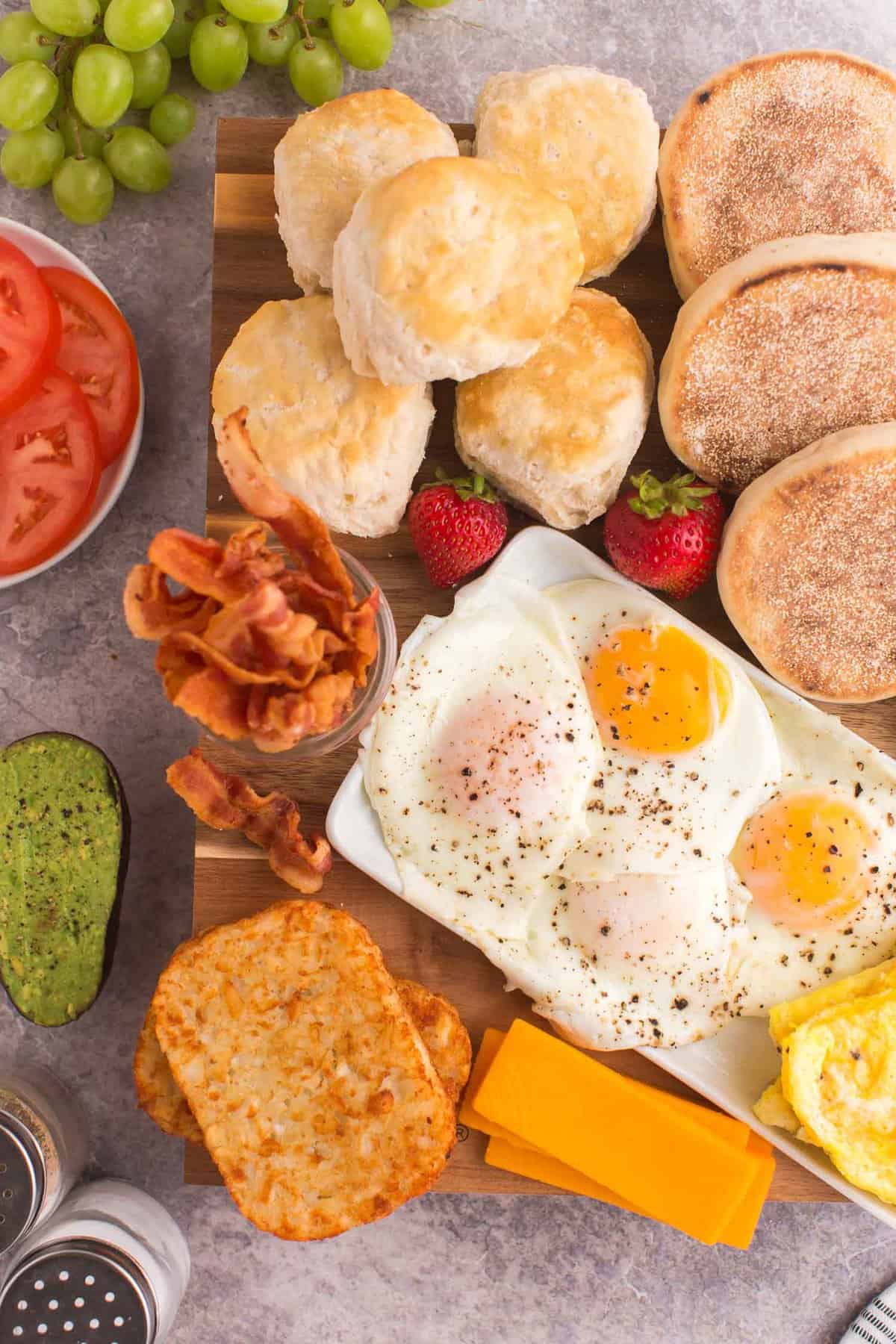 Acercamiento a los elementos de una tabla de sándwiches de huevo.