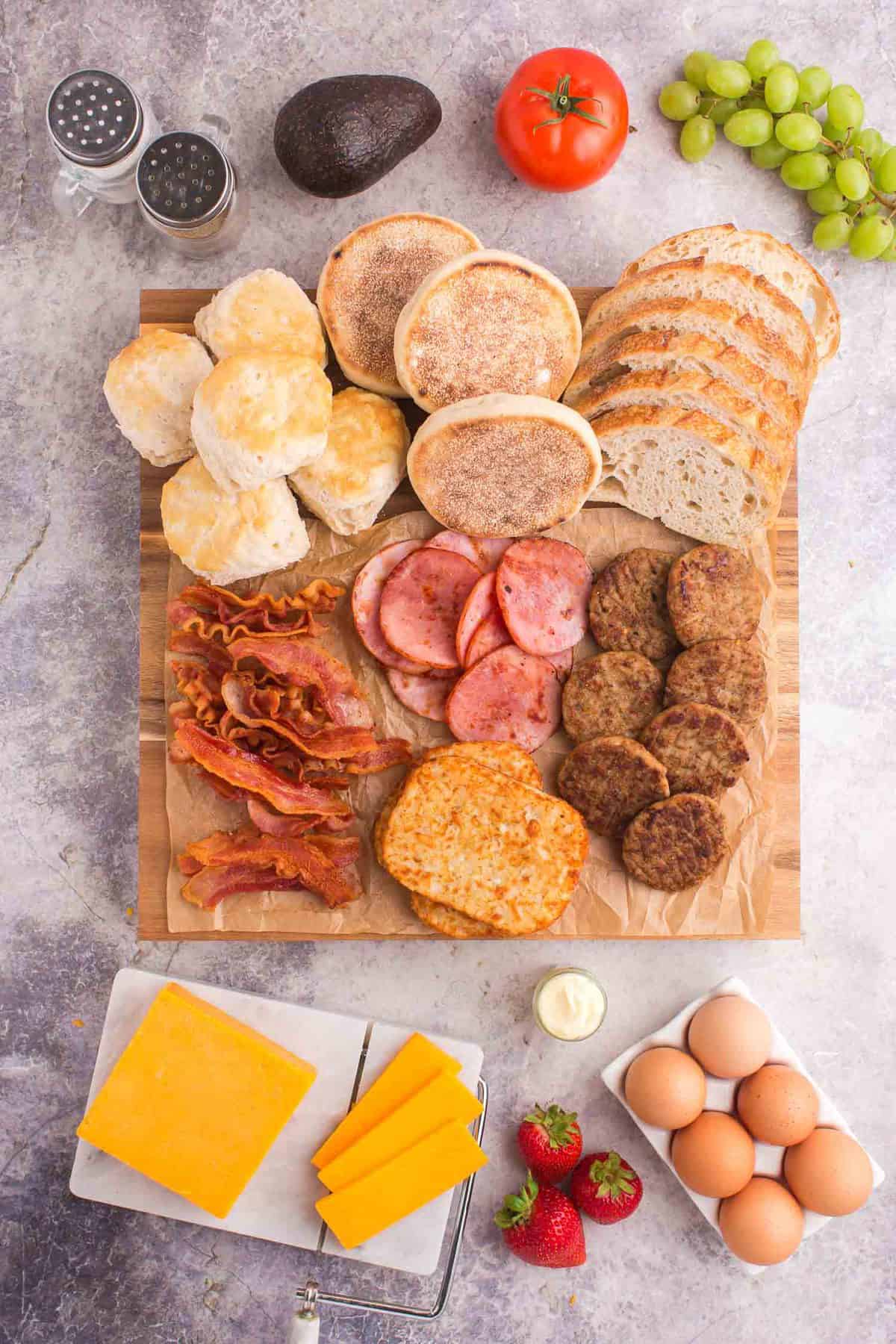 Tabla de desayuno aún no compuesta para hacer sándwiches.