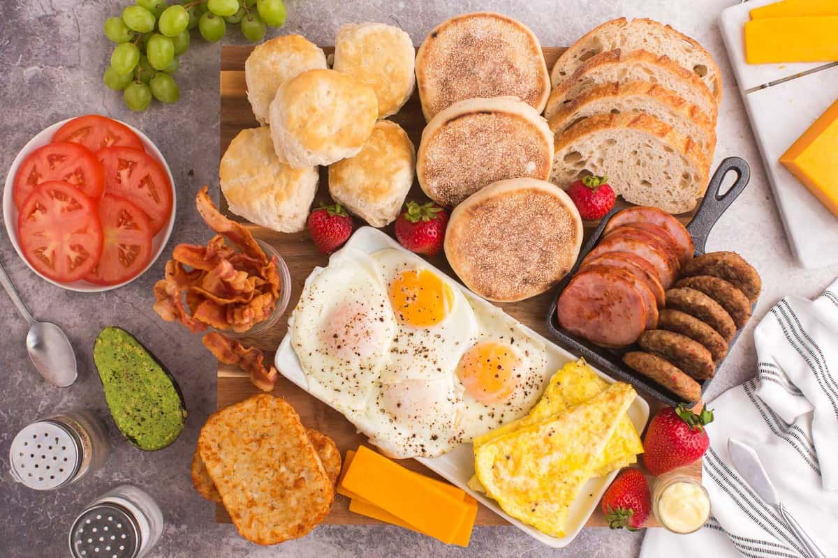 Tabla de sándwiches de huevo completamente compuesta.