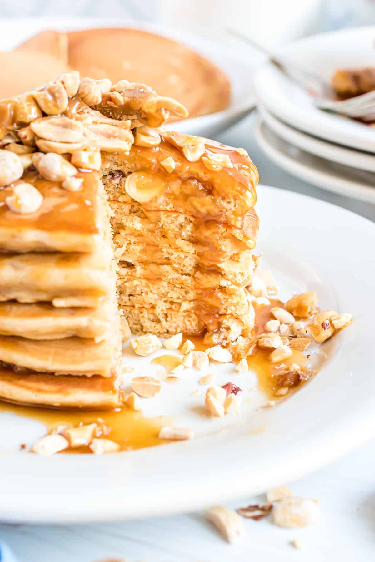 Torre de panqueques goteando con caramelo.