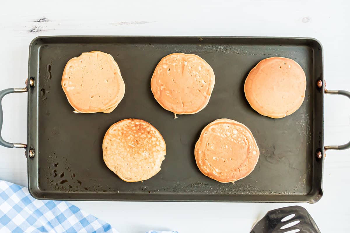 Panqueques en una plancha.