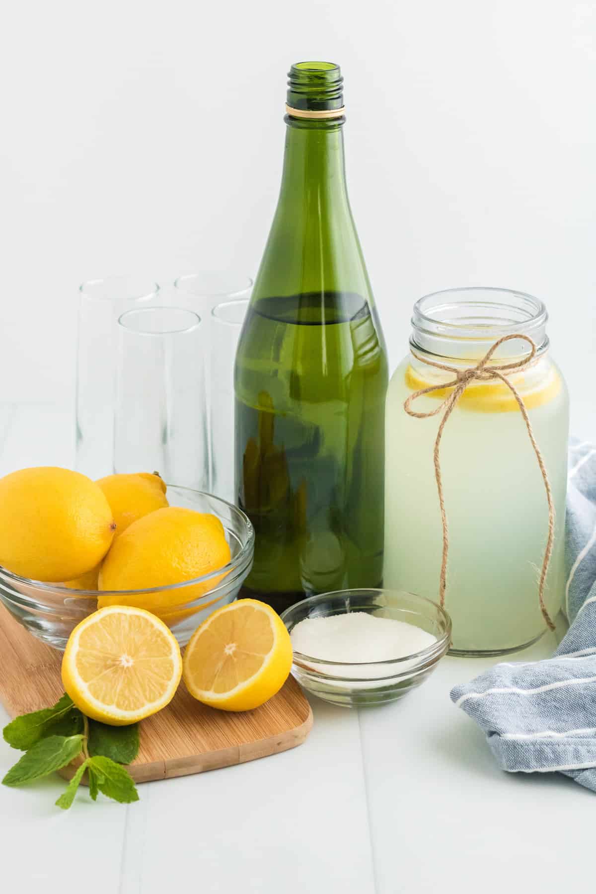 Ingredientes necesarios para la receta, incluyendo limonada y limones.