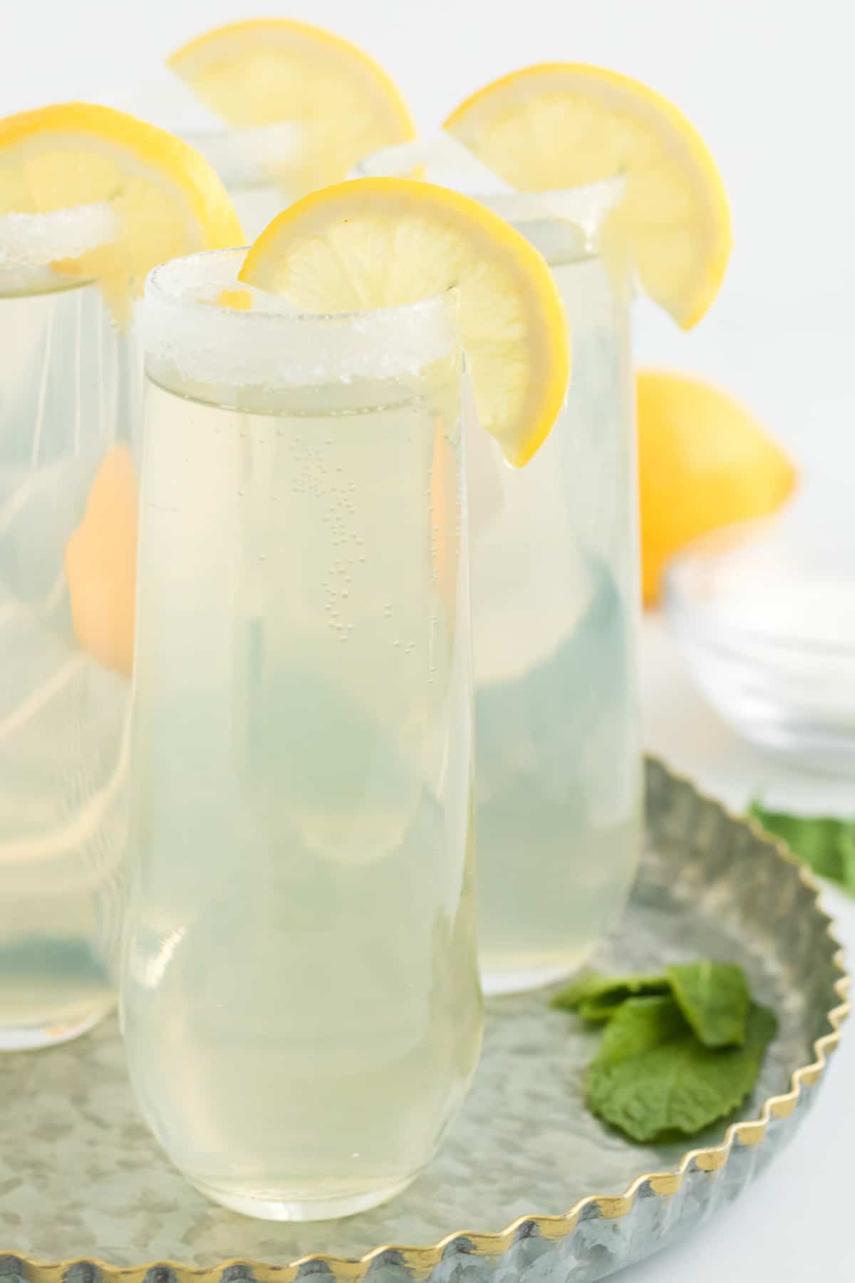 Mimosa de limón con más en el fondo.