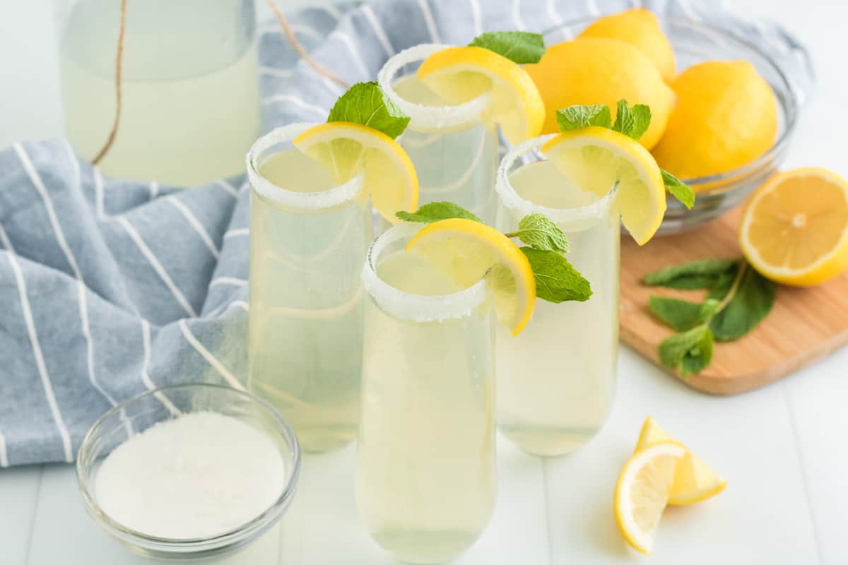 Cuatro copas de mimosa de limonada.
