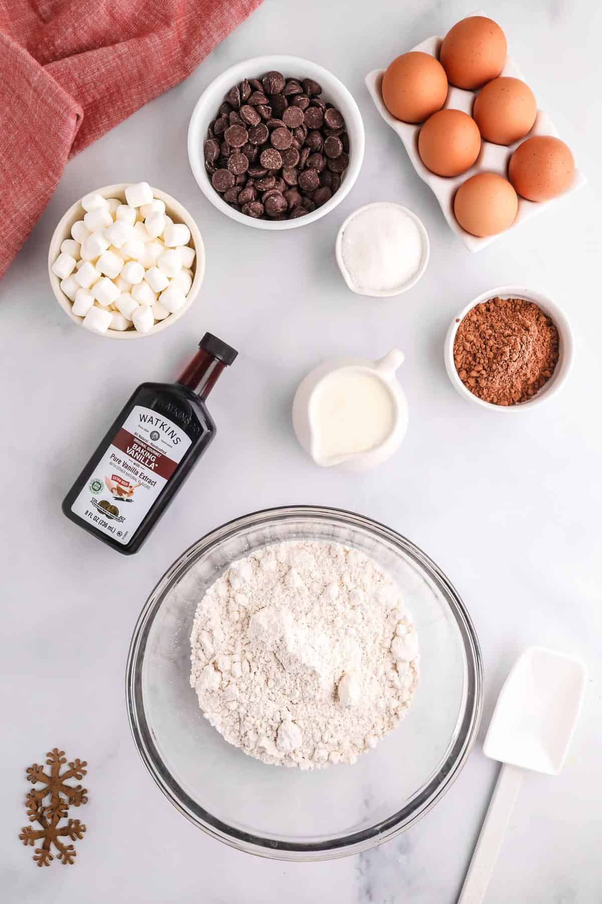 Vista desde arriba de los ingredientes necesarios para panqueques de chocolate caliente.