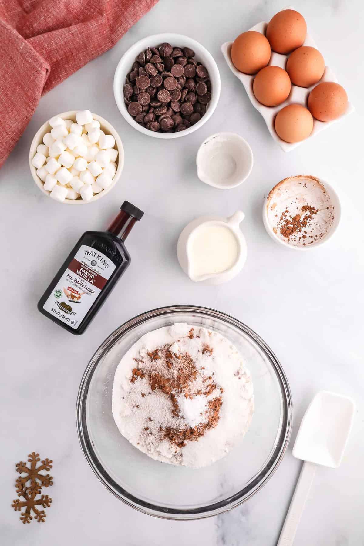Ingredientes secos para panqueques en un tazón de mezcla.