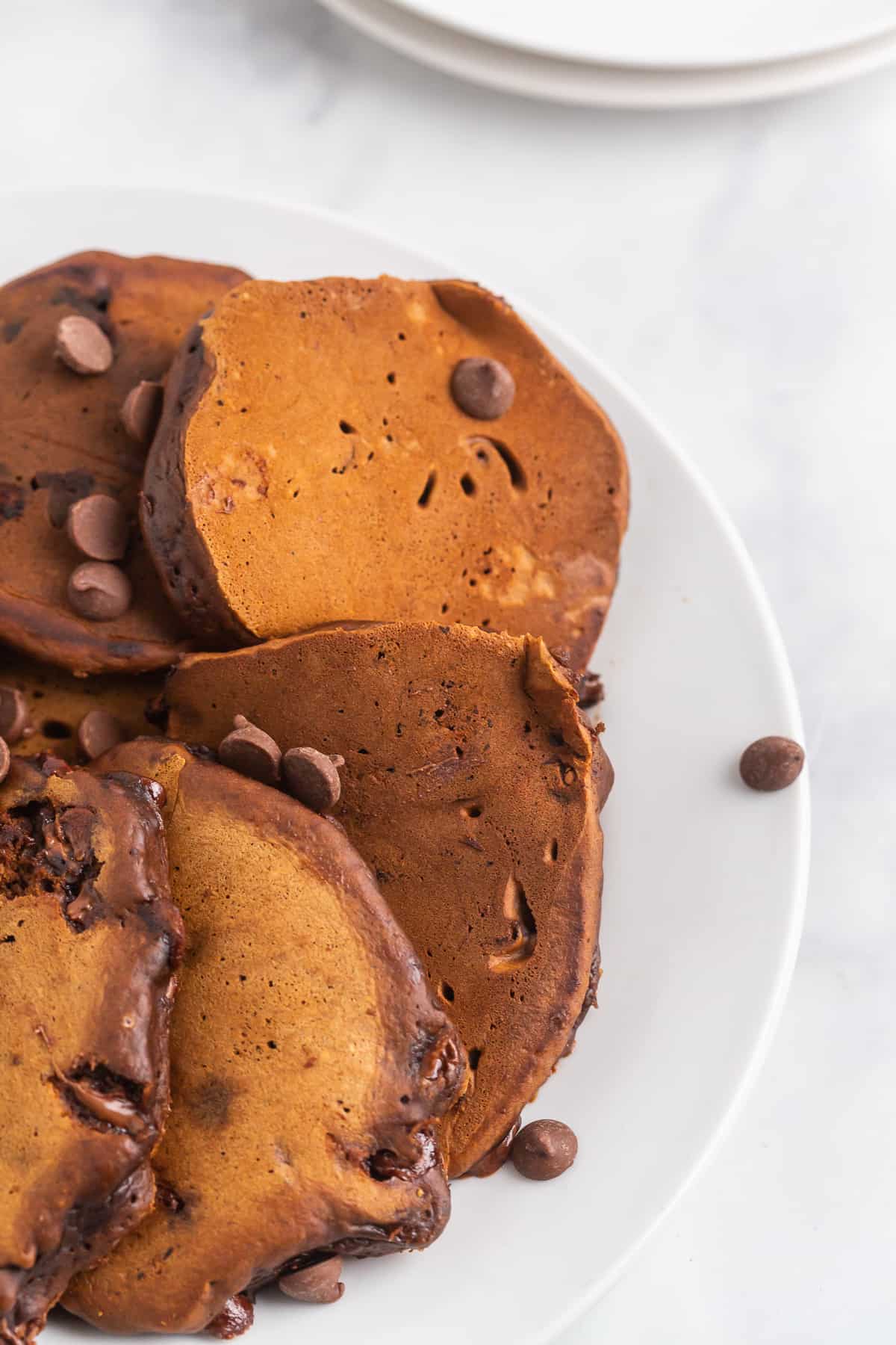 Panqueques de chocolate en un plato con chispas de chocolate.