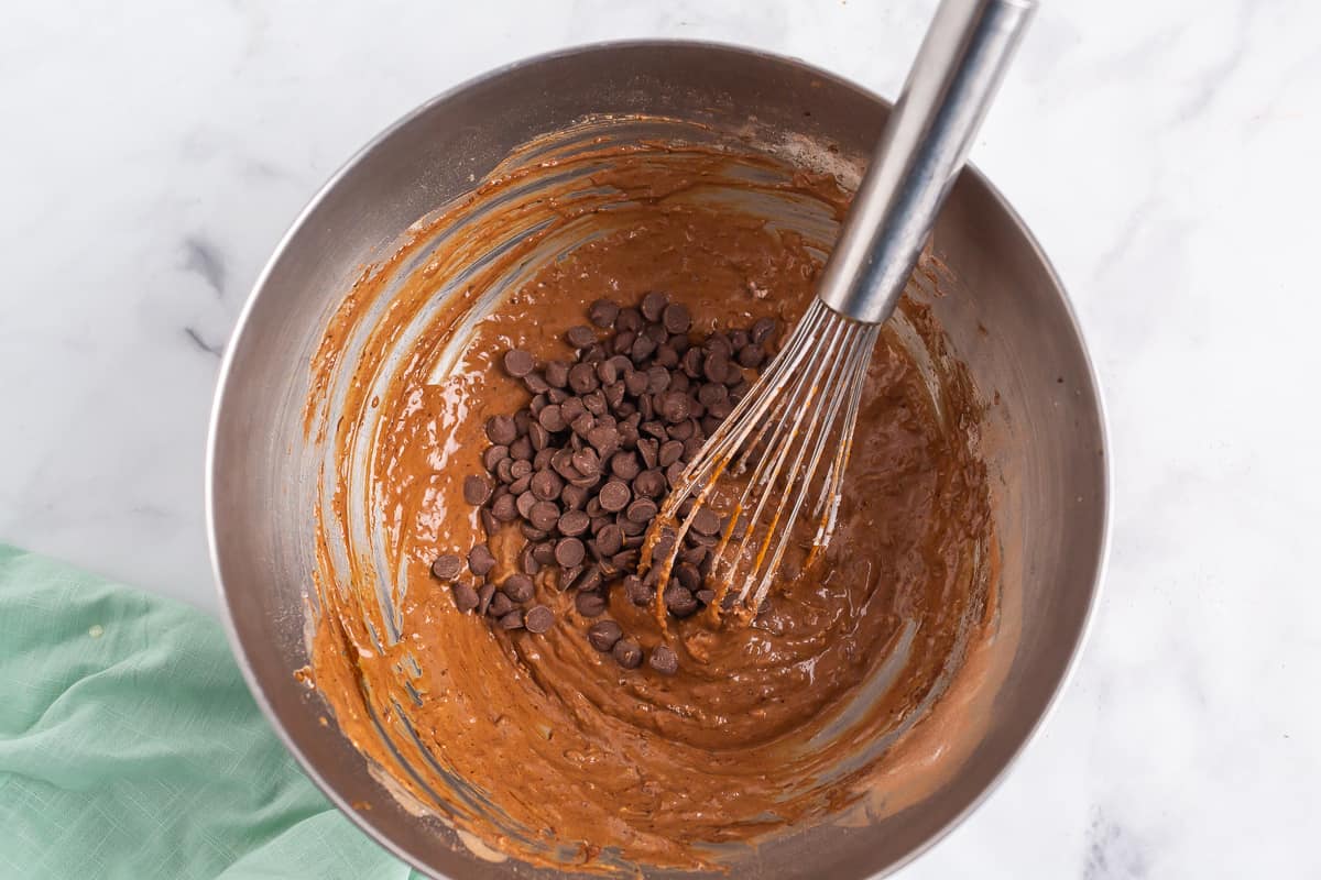 Chispas de chocolate sobre la masa de chocolate.
