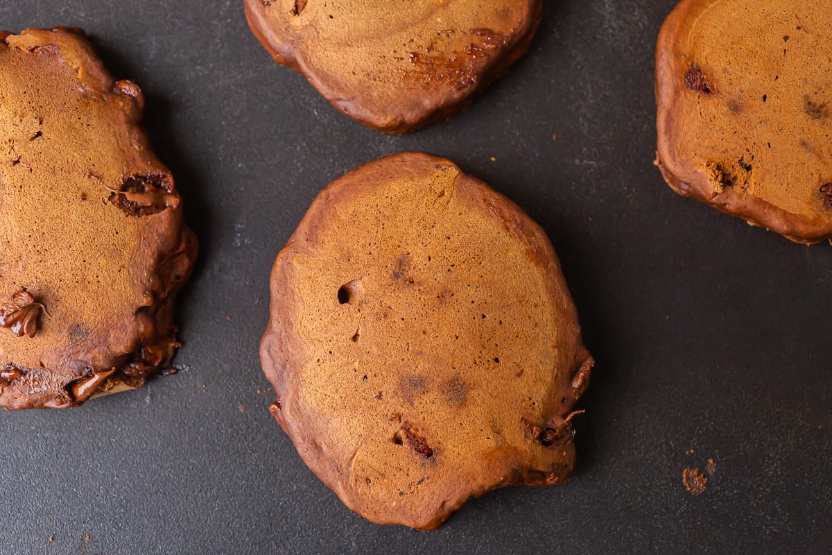 Panqueques de chocolate cocinados en una plancha negra