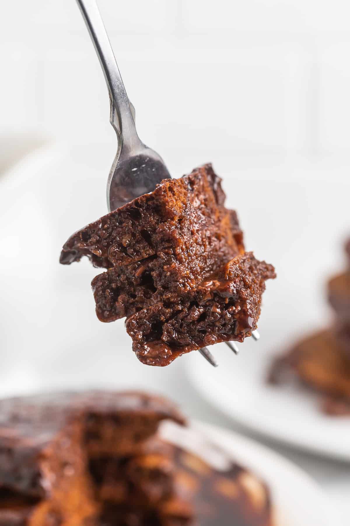 Tres piezas de panqueques de chocolate en un tenedor de plata.