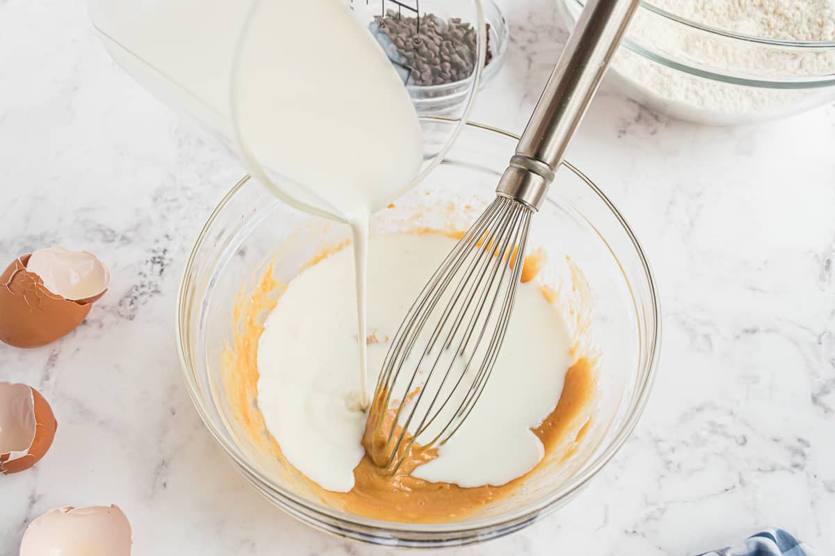 Leche añadiendo a la mezcla de mantequilla de cacahuete.