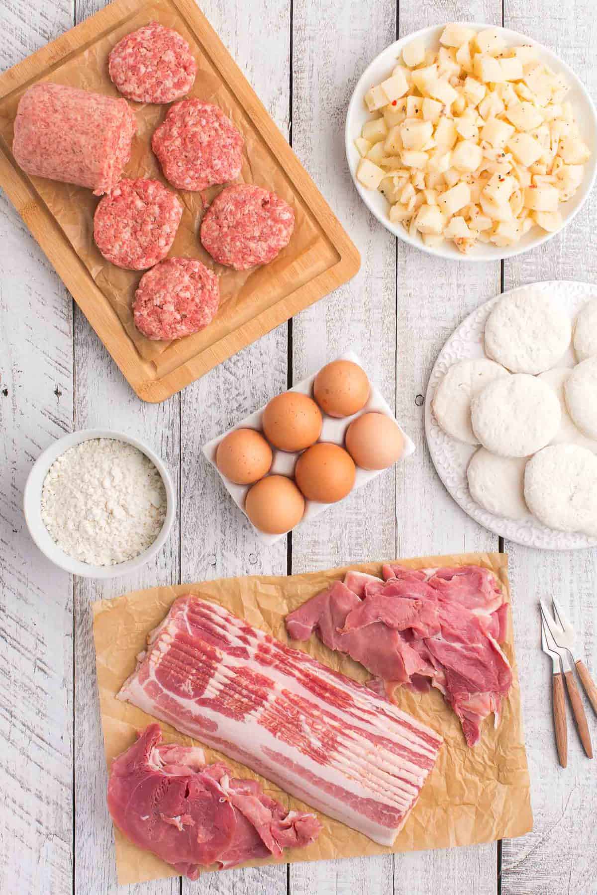 Ingredientes variados necesarios para hacer una tabla de desayuno para el día del padre.