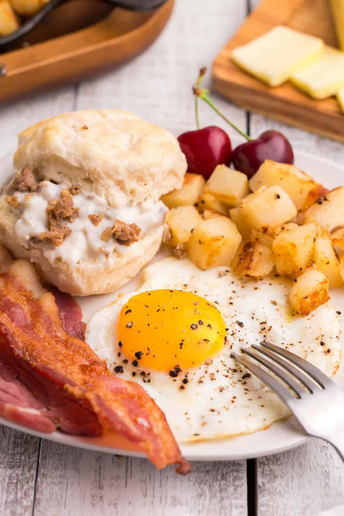 Plato blanco lleno de comida del desayuno.