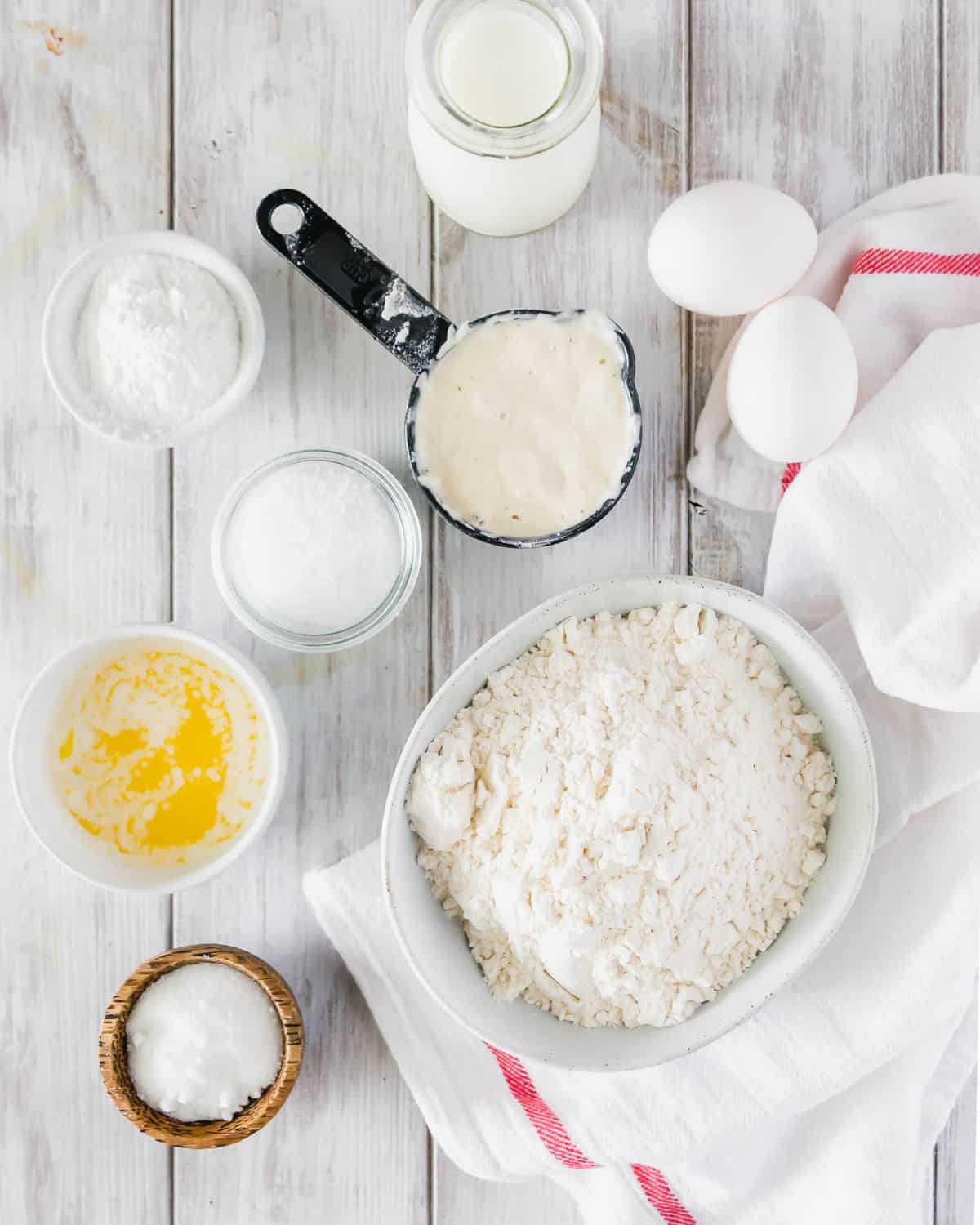 Vista superior de los ingredientes: sobras de masa madre, harina, mantequilla, sal, levadura en polvo y más.