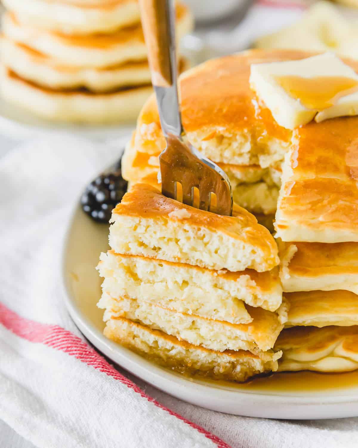 Panqueques de masa madre en un tenedor.