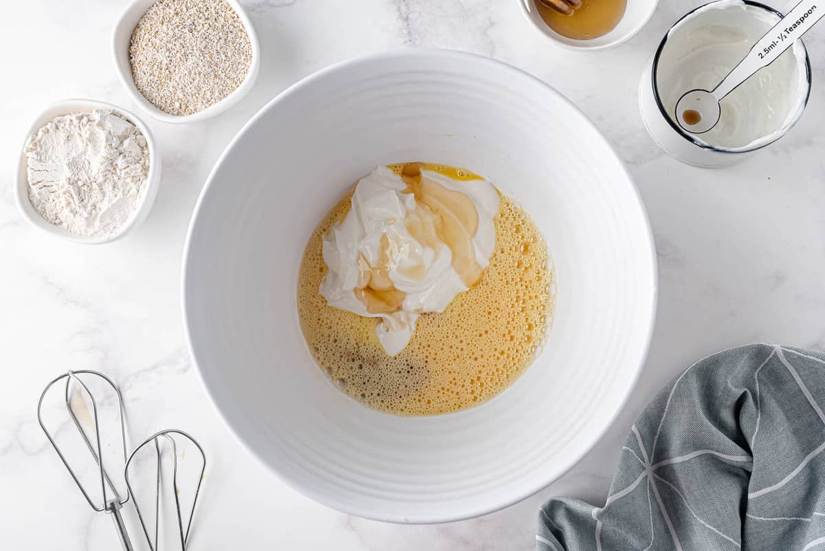 Yogur y vainilla sobre los huevos batidos.