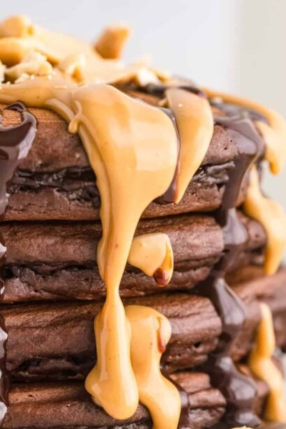 Panqueques de Chocolate y Mantequilla de Cacahuate