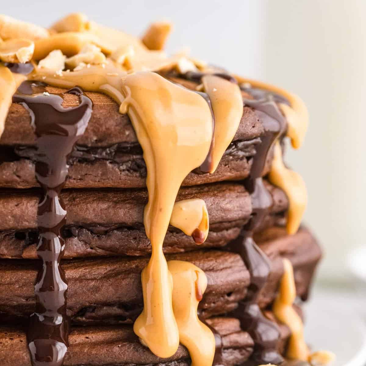 Panqueques de Chocolate y Mantequilla de Cacahuate
