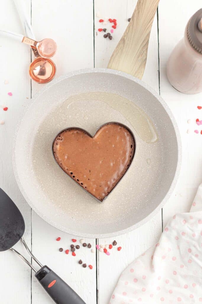 Masa para panqueques en un cortador de galletas en forma de corazón
