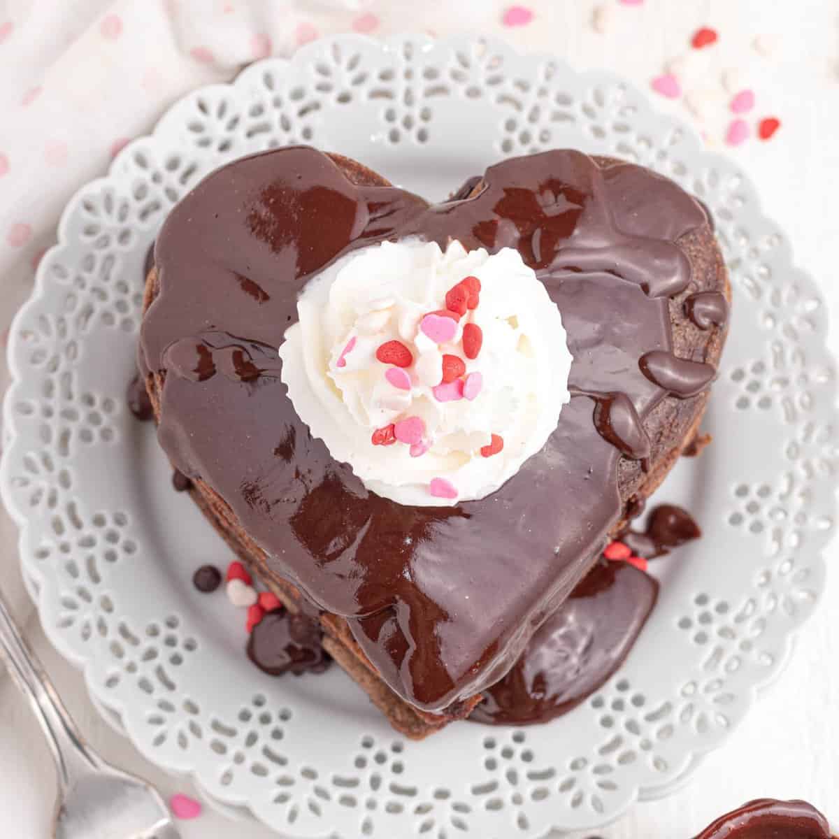 Panqueques en Forma de Corazón con Ganache de Chocolate