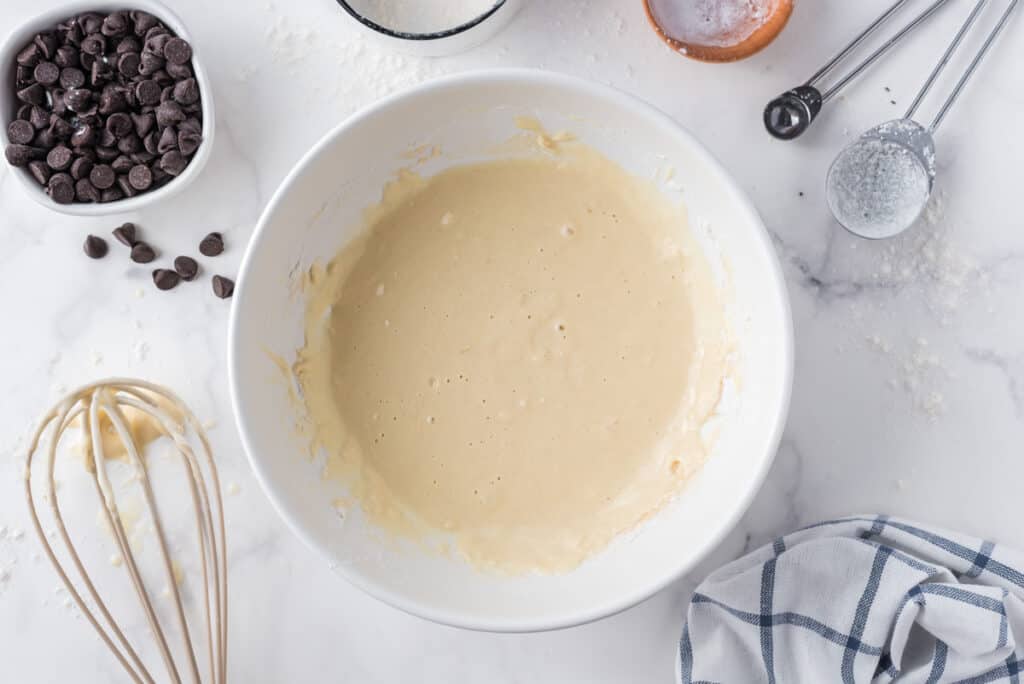 Todos los ingredientes para panqueques mezclados juntos.
