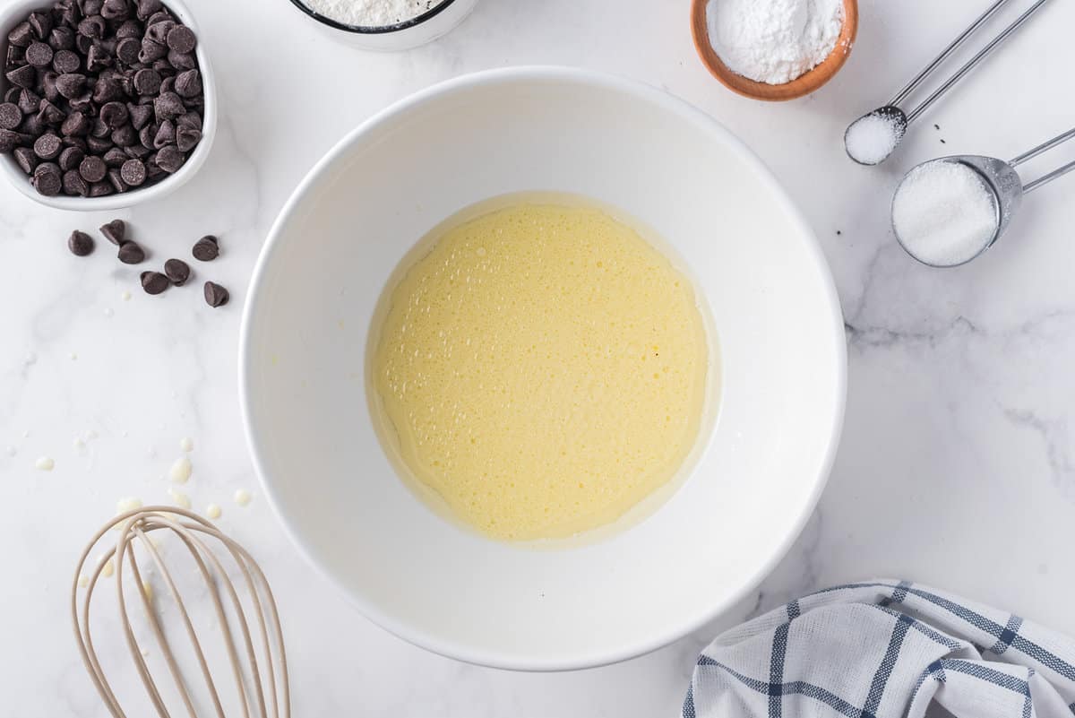 Ingredientes húmedos en un tazón blanco.