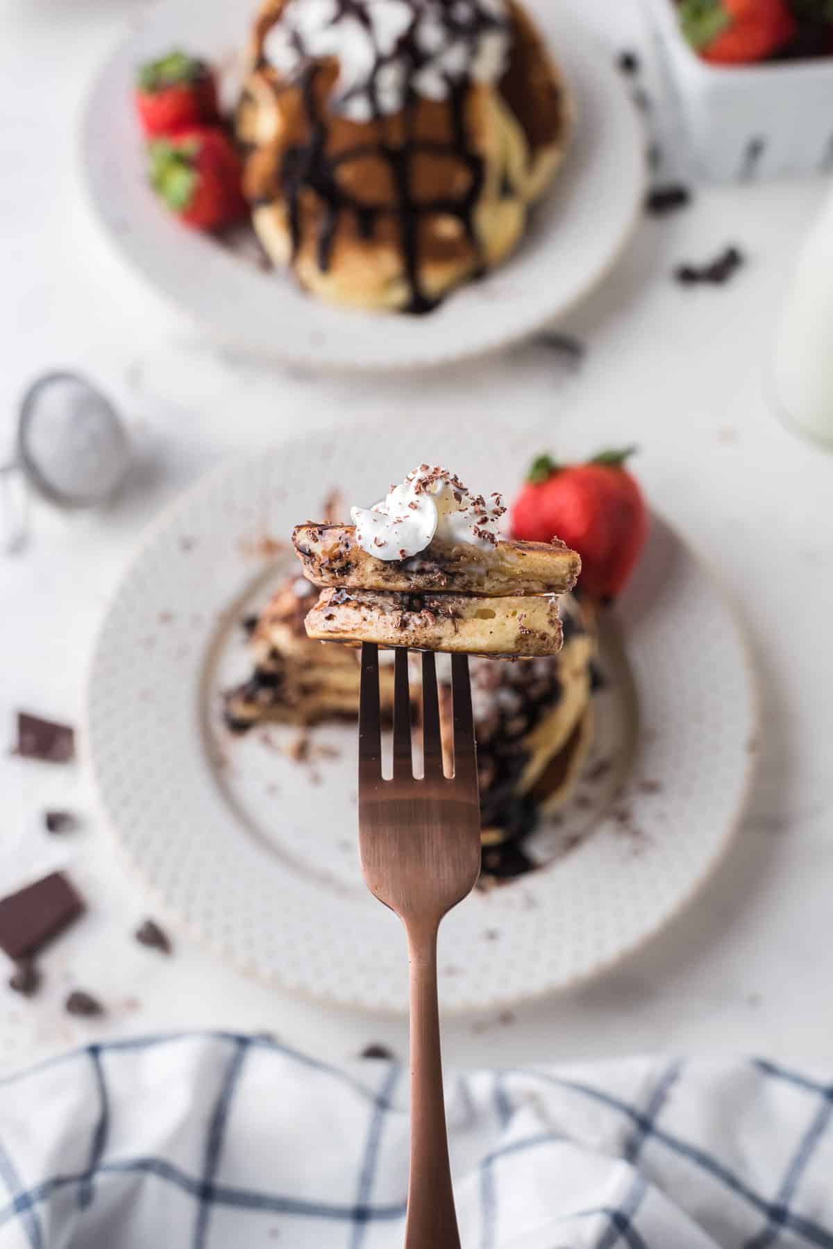 Panqueque cortado en un tenedor, mostrando chispas de chocolate.