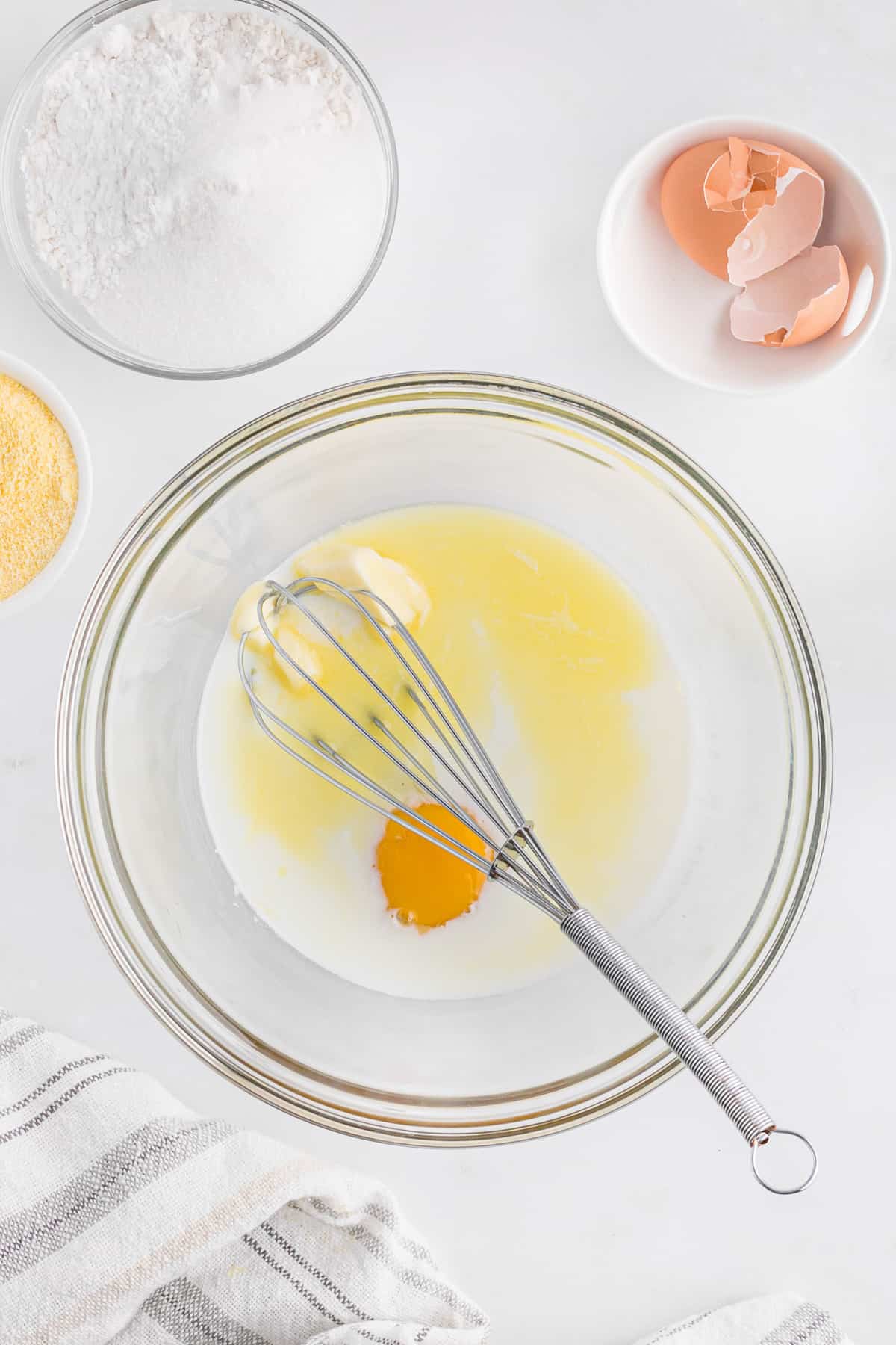 Ingredientes húmedos con un batidor.